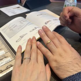 【ケイウノ ブライダル(K.UNO BRIDAL)の口コミ】 ２色づかいで、シンプルながらも可愛らしいかんじと、滑らかな付け心地が…