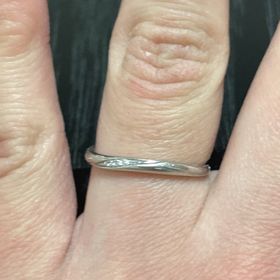 【1122 iifuufu bridal(いい夫婦ブライダル)の口コミ】 シンプルなデザインですが、ダイヤが付いている為可愛らしい、飽きずにず…