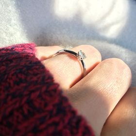 【銀座ダイヤモンドシライシの口コミ】 シンプルなデザインとダイヤモンドは大きすぎず、普段使いする際の付けや…