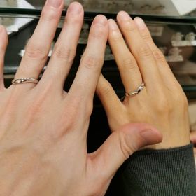 【アンジェリックフォセッテ(Angelique Fossette)の口コミ】 太めの指輪でメレダイヤ1粒のものを探しておりました。
こちらはウェーブ…