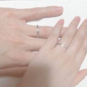 【4℃ BRIDAL(ヨンドシーブライダル)の口コミ】 私の指輪も旦那の指輪も、シンプルで長年愛されそうなデザインだったので…