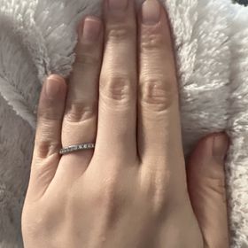 【クレサンベール(CRESCENT VERT)】の口コミ ダイヤがたくさんついていてかなり室内照明下でキラキラして綺麗です。0....