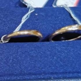 【Galopine & Galopin(ガロピーネガロパン)の口コミ】 女性のリングはメレダイヤが2粒斜めについており、個性的なデザインだなと…