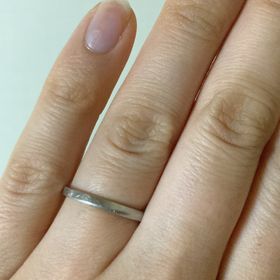 【Lienjoux(リアンジュ)の口コミ】 毎日つけられるようにシンプルなデザインの指輪にしました。カーブのある…