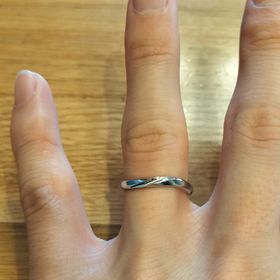 【アイプリモ(I-PRIMO)の口コミ】 女性用は中央にシルバー、サイドにダイヤが入っているめずらしい形でシル…