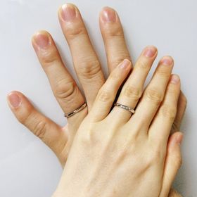 【ケイウノ ブライダル(K.UNO BRIDAL)の口コミ】 女性の指輪のダイヤモンドが斜めに入ることで指が長く綺麗に見えると思い…