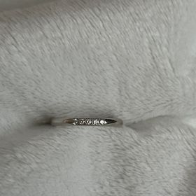 【4℃ BRIDAL(ヨンドシーブライダル)の口コミ】 シンプルでありながら、ダイヤが5個付いているので、手を動かすたびに、キ…