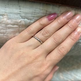 【Flowaves(フロウェーブス)の口コミ】 この結婚指輪は、なるべくシンプルなデザインのものがいいと思っていた中…