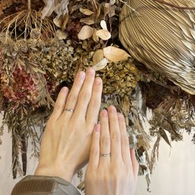 【Flowaves(フロウェーブス)の口コミ】 幅は太すぎず、存在感がちょうど良いです。
ダイヤは埋め込んであるため洋…