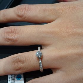 【ラザール ダイヤモンド(LAZARE DIAMOND)の口コミ】 セントラルパークにある滝の名前なんですよ、と紹介されたこちらの指輪。
…