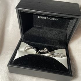 【エクセルコダイヤモンド(EXELCO DIAMOND)の口コミ】 私のは指が細長く見えるデザインに一目惚れして購入しました。
彼は少し変…
