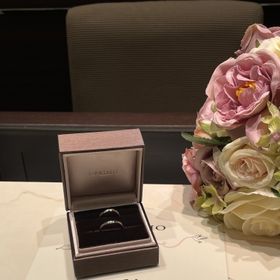 【アイプリモ(I-PRIMO)の口コミ】 婚約指輪とペアになるようで重ね付けするととても綺麗で素敵でした。
シン…