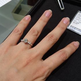 【タカラ貴宝(たからきほう)の口コミ】 真ん中に向けて絞られたデザインなので、真ん中のダイヤモンドが大きく見…