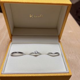 【ケイウノ ブライダル(K.UNO BRIDAL)の口コミ】 婚約指輪にはダイヤの左右にも別の石がついているのでとてもきれいです。
…