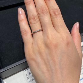 【ティファニー(Tiffany & Co.)の口コミ】 3石の小粒なダイヤが隣り合わせに並んだ、プラチナの指輪です。細めのリン…