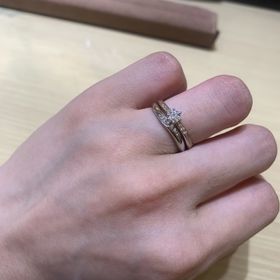 【Something Blue(サムシングブルー)の口コミ】 シンプルで上品に見える指輪を探してました。
この指輪はウェーブ型で指が…