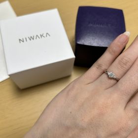 【俄(にわか)の口コミ】 左右のダイヤモンドが中心のダイヤモンドを際立たせるような可愛らしくも…