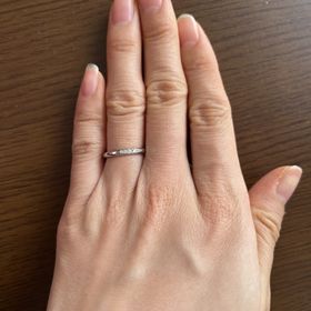 【銀座ダイヤモンドシライシの口コミ】 デザインがとても気に入ったのが決め手でした。飽きのこないシンプルでプ…