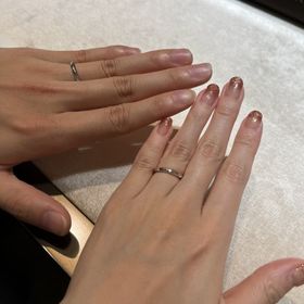 【ブルガリ(BVLGARI)の口コミ】 デザインが3石間が空いているものが珍しく目を引きました。
指輪が細く今…