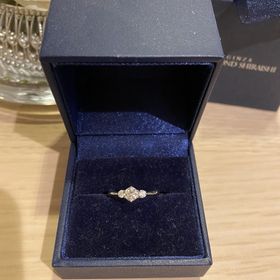 【銀座ダイヤモンドシライシの口コミ】 メインのダイヤの横に二つ小さなダイヤがついているので、非常に華やかに…