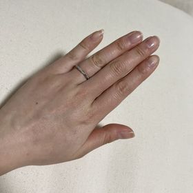 【エクセルコダイヤモンド(EXELCO DIAMOND)の口コミ】 ほどよいねじれデザインで指にも自然に馴染むと思います。ダイヤモンドが…