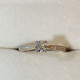 【ケイウノ ブライダル(K.UNO BRIDAL)の口コミ】 アンティーク調にしたく、ミル打ちでダイヤを止めるツメは猫の手のような…