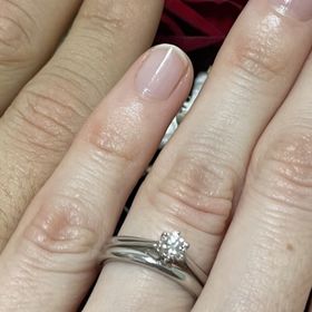 【銀座ダイヤモンドシライシの口コミ】 シンプルなデザインですが、ダイヤに向けてリング幅が細くなっており、ダ…
