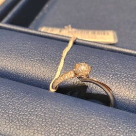 【銀座ダイヤモンドシライシの口コミ】 小さなダイヤがリングの側面にデザインされているものは、他のブランドで…