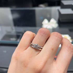 【エクセルコダイヤモンド(EXELCO DIAMOND)の口コミ】 シンプルすぎず、華美すぎないデザインが良くてこのセットリングに決めま…