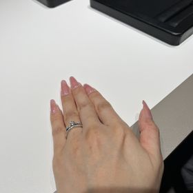 【ラザール ダイヤモンド(LAZARE DIAMOND)の口コミ】 デザイン自体はシンプルですがリング全体にダイヤモンドが埋め込まれてお…