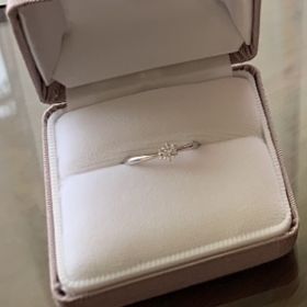 【ジュエリーツツミ(JEWELRY TSUTSUMI)の口コミ】 指輪のデザインはザ王道の一粒ダイヤのシンプルなリングです。結婚指輪と…