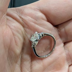 【宝寿堂(ほうじゅどう)の口コミ】 1カラット以上にこだわりました。4Cは3EX、SL2、Fで、GIAです。実際に彼女…