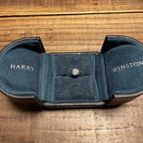 【ハリー・ウィンストン(Harry Winston)の口コミ】 手が小さいため、ダイヤが大き過ぎるものや、デザインが凝りすぎているは…