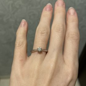 【銀座ダイヤモンドシライシの口コミ】 シンプルかつ華奢で繊細な指輪です。
私は手の大きさが、子供みたいと言わ…