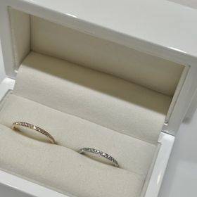 【GraceKama(グレースカーマ)の口コミ】 婚約指輪と重ねづけしたかったので、細身のエタニティデザインを探してい…