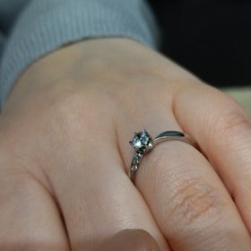 【アイプリモ(I-PRIMO)の口コミ】 上からみると、真ん中に石一つというシンプルなデザインながらも、ちょっ…