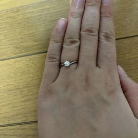 【TOMOE(トモエ)の口コミ】 指が細く見えるデザインで、手がきれいにみえます。ダイヤの大きさが私的…