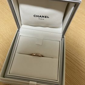 【シャネル(CHANEL)の口コミ】 デザイン的にはシンプルなものですが、重ね付けしても綺麗ですし、他の指…