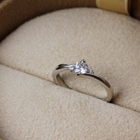 【COLANY(コラニー)】の口コミ セットリングになっているので、結婚指輪と合わせると統一感があるのでとて...