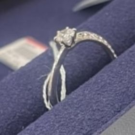 【PORTADA(ポルターダ)の口コミ】 ひねりが強いS型のリングです。メインの石のサイドにもキラキラした装飾が…