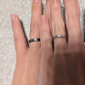 【FUJISHIMA JEWELRY(フジシマジュエリー)の口コミ】 二人の繋がりを感じるデザインにしたく、指輪に一周繫がっているラインを…