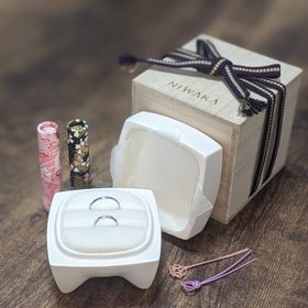 【俄(にわか)の口コミ】 シンプルで飽きのこない細身のリングで、記念日とふたりの誕生日が冬だっ…