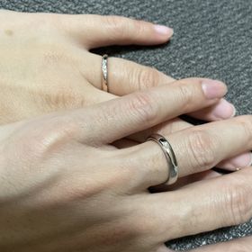 【ケイウノ ブライダル(K.UNO BRIDAL)の口コミ】 全体的にシンプルなデザインで、付けるシチュエーションを選ばないところ…