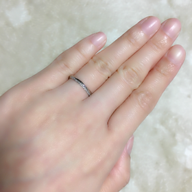 【GALA JEWELRY(ガラジュエリー)の口コミ】 ストレートで細めのデザインです。
シンプルですが、半面にメレダイヤがつ…