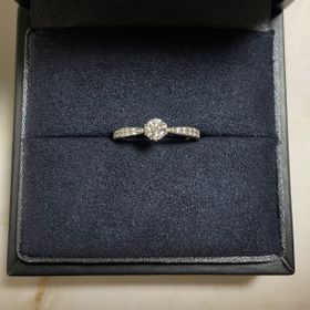 【ラザール ダイヤモンド(LAZARE DIAMOND)の口コミ】 真ん中に絞りがあるデザインで指が細く長く見える気がしました。
可愛い！…