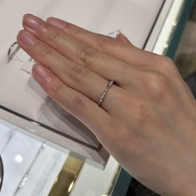 【シャネル(CHANEL)の口コミ】 カメリアコレクションのハーフエタニティリングで、上から見るとお花の形…