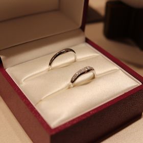 【ブルガリ(BVLGARI)の口コミ】 緩やかなvカーブのため、角が横の指に当たることがなく、とてもつけ心地が…