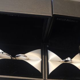 【エクセルコダイヤモンド(EXELCO DIAMOND)の口コミ】 デザインが他にはないミル打ちでとても気に入っています。
きらきらした見…