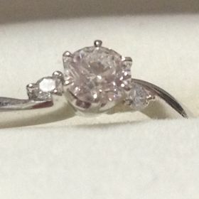 【Lacrima(ラクリマ)】の口コミ シンプルなデザインでいつ着用してもよさそうに思いました。
婚約指輪は着...