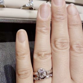 【DAMIANI(ダミアーニ)】の口コミ ボッチョーロの花びら部分にダイヤがないものです。花びらにダイヤがあるも...